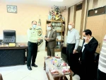 رئیس آموزشکده فنی و حرفه ای پسران گلپایگان به مناسبت هفته نیروی انتظامی از فرمانده انتظامی شهرستان تقدیر کرد. 7
