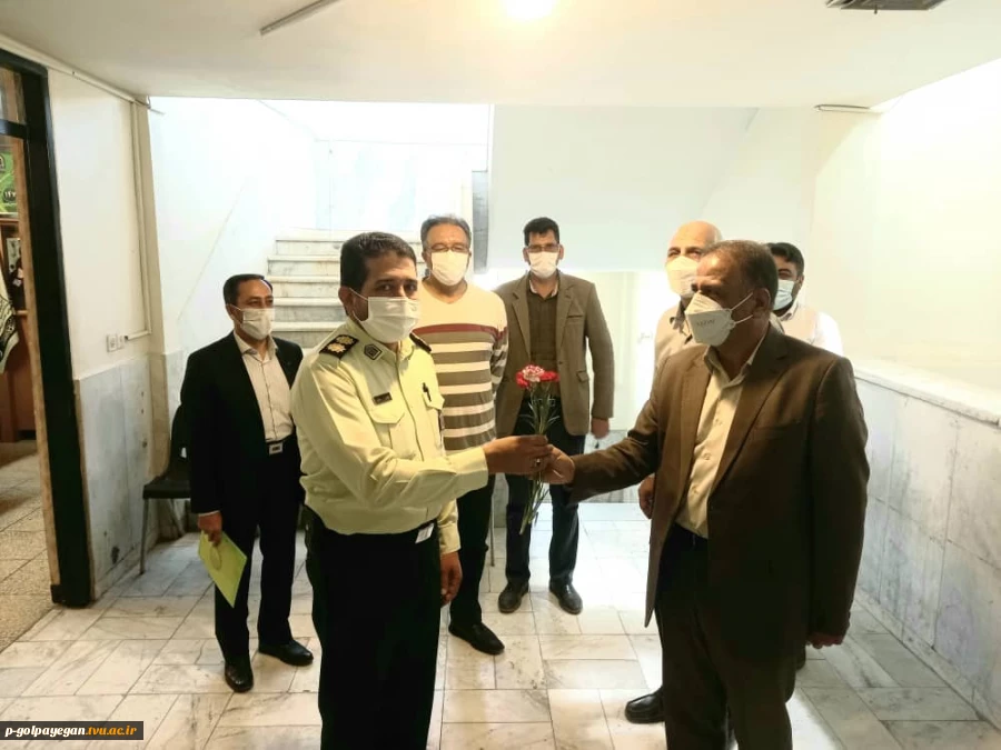 رئیس آموزشکده فنی و حرفه ای پسران گلپایگان به مناسبت هفته نیروی انتظامی از فرمانده انتظامی شهرستان تقدیر کرد. 9