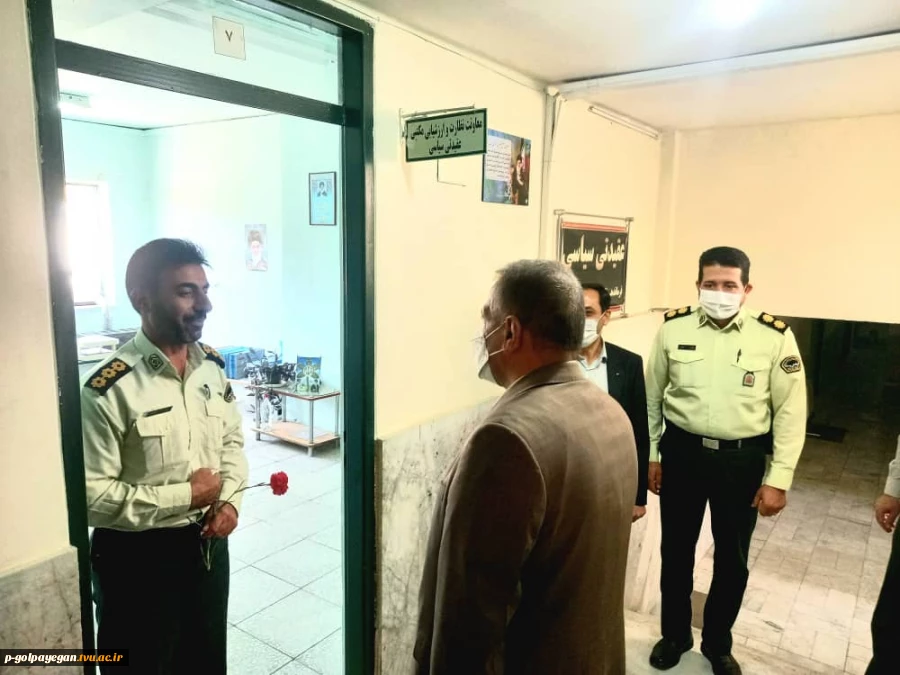 رئیس آموزشکده فنی و حرفه ای پسران گلپایگان به مناسبت هفته نیروی انتظامی از فرمانده انتظامی شهرستان تقدیر کرد. 10