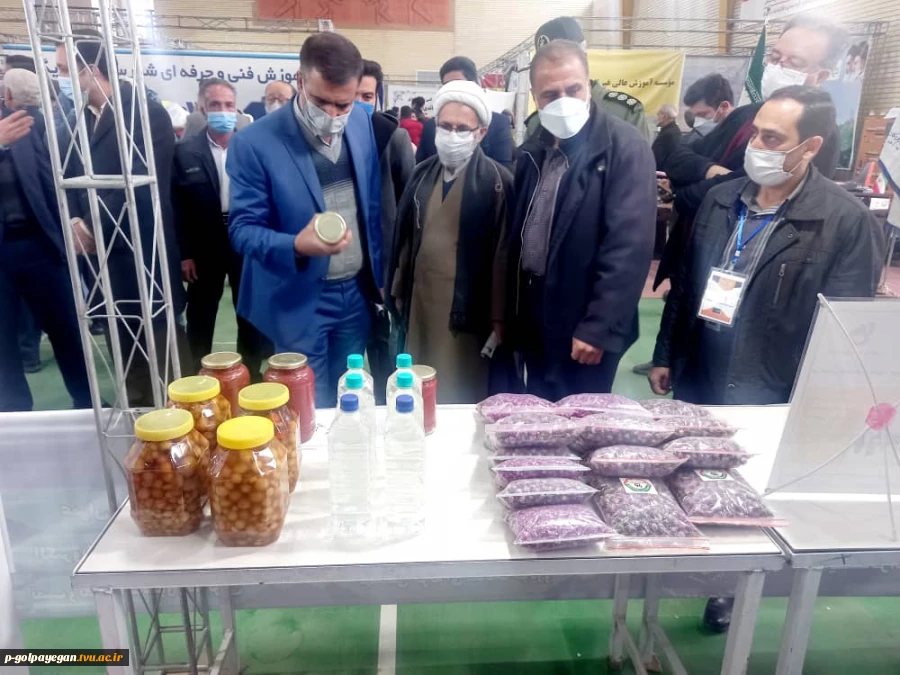 بازدید فرماندار و امام جمعه شهرستان گلپایگان از اولین نمایشگاه کارآفرینان برتر صنعت و دانشگاه 5