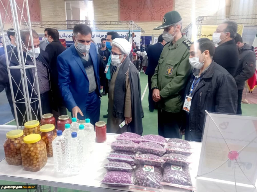 بازدید فرماندار و امام جمعه شهرستان گلپایگان از اولین نمایشگاه کارآفرینان برتر صنعت و دانشگاه 6