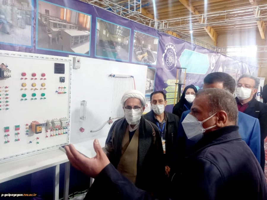 بازدید فرماندار و امام جمعه شهرستان گلپایگان از اولین نمایشگاه کارآفرینان برتر صنعت و دانشگاه 8