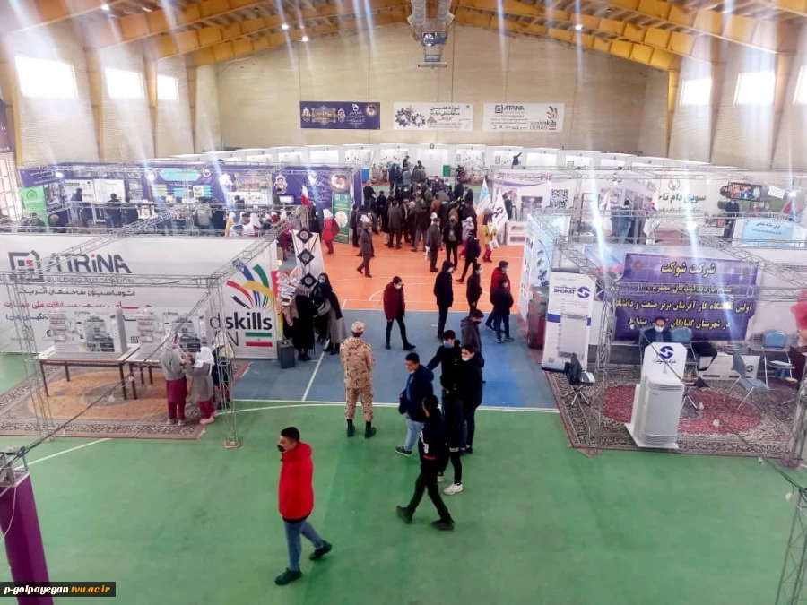 بازدید فرماندار و امام جمعه شهرستان گلپایگان از اولین نمایشگاه کارآفرینان برتر صنعت و دانشگاه 13