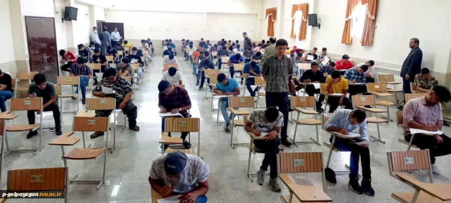 بازدید خادم زاده و خادمی پور از روند برگزاری امتحانات 


 2