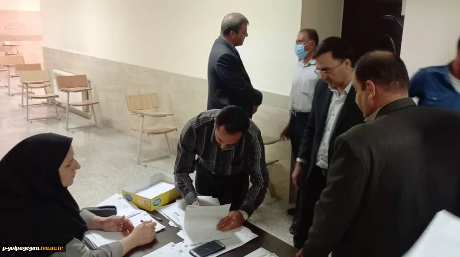 بازدید خادم زاده و خادمی پور از روند برگزاری امتحانات 


 5